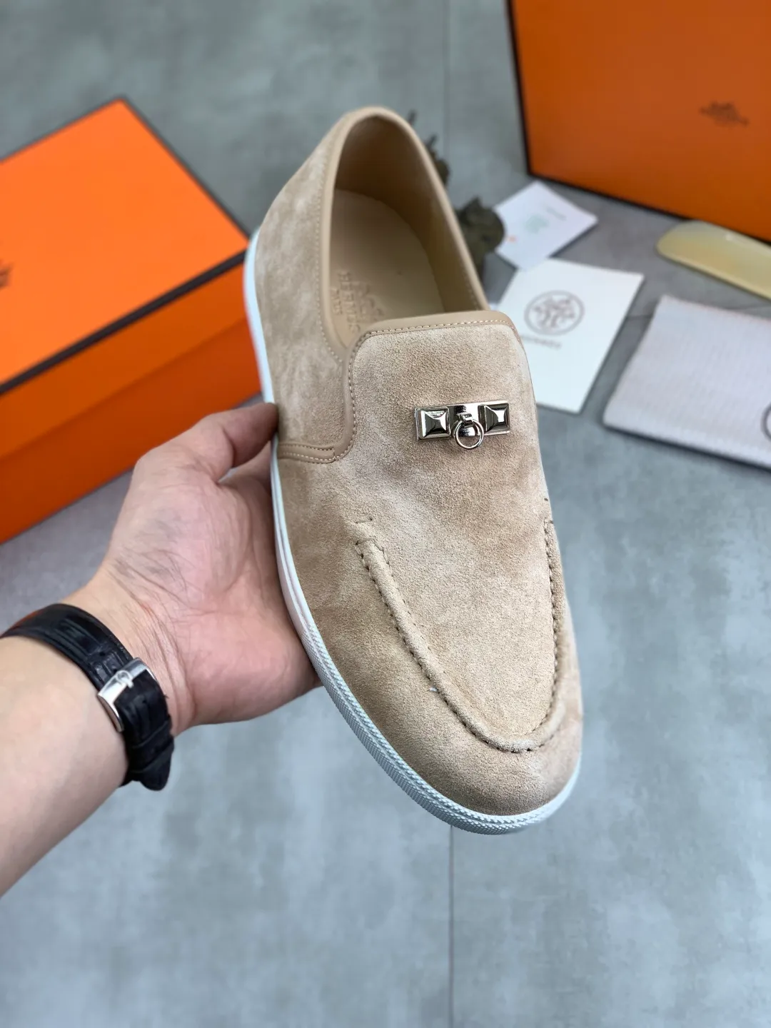 Factory price P600 New style Top version Original order Hermes Men's Drift Sneaker Spring new casual sports shoes Original purchase, development, production H family men's classic series, technical breathable fabrics with cowhide Casual sports shoes Casual sports dad shoes combine high-tech breathable materials and cowhide, H family exclusive button decoration on the side The outsole is full of H italic design and bright colors to show vitality and continue the brand design inspiration. Stroll around the city lightly and feel free and comfortable. Delivered in exquisite packaging🛍📦 ▪️Fabric: original customized breathable material + first layer of frosted cowhide ▪️Inner: cowhide feet ▪️Outsole: molded and evacuated PU+TPU material ▪️Size: 35-45 Multiple colors available Premium packaging